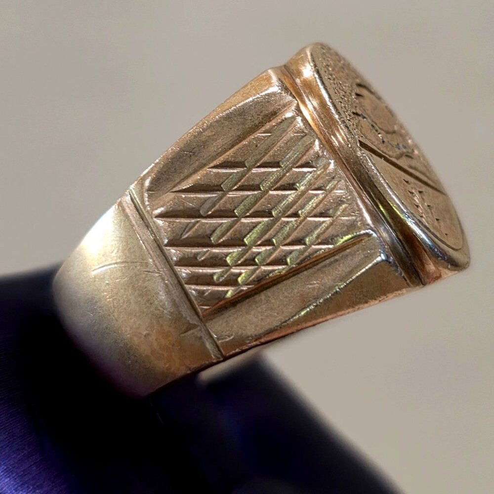 Antique Vintage Signet Men's Ring in Brass Engraved Crest SZ 10.5-10.75 18.7 gm - Picture 5 of 12